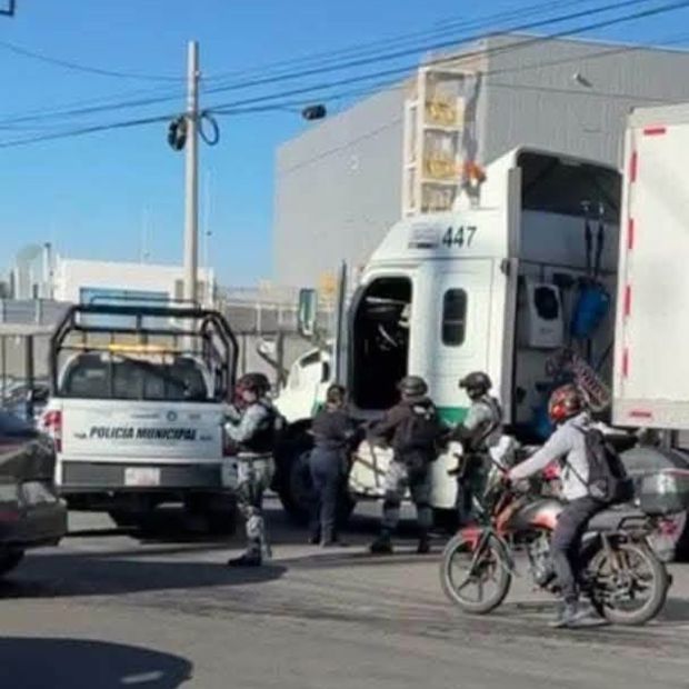 Recuperan tráiler tras un asalto en Puebla.